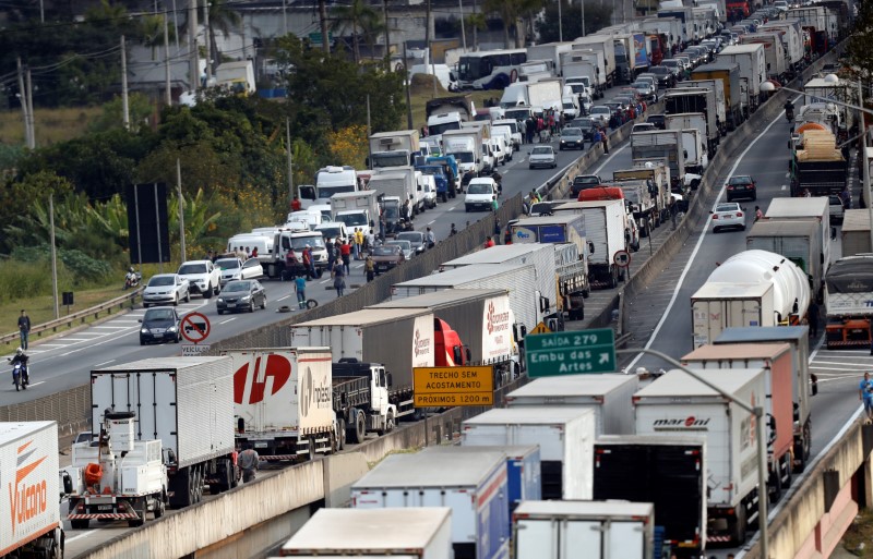 © Reuters. Caminhões participam de protesto na BR-116 em São Paulo