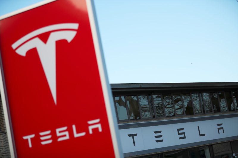 © Reuters. A Tesla dealership is seen in West Drayton, just outside London