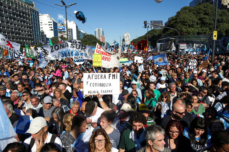 © Reuters. آلاف يحتجون على تفاوض الأرجنتين مع صندوق النقد الدولي