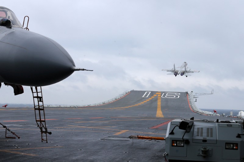 © Reuters. طائرات جيه-15 صينية تستكمل هبوطا ليليا على حاملة ضمن حملة تحديث الجيش