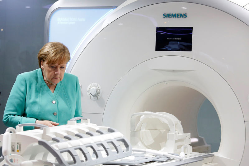 © Reuters. German Chancellor Angela Merkel visits Siemens Healthineers in Shenzhen