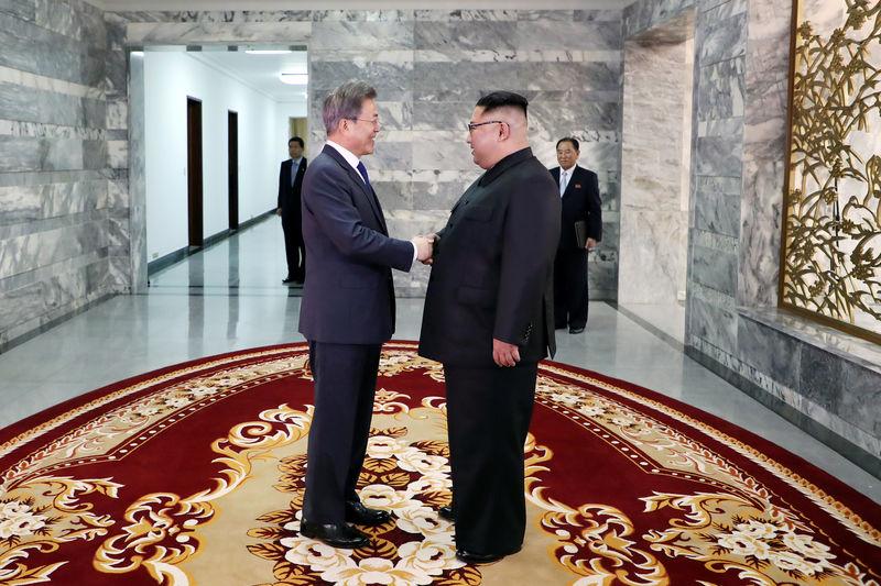 © Reuters. South Korean President Moon Jae-in shakes hands with North Korean leader Kim Jong Un during their summit at the truce village of Panmunjom