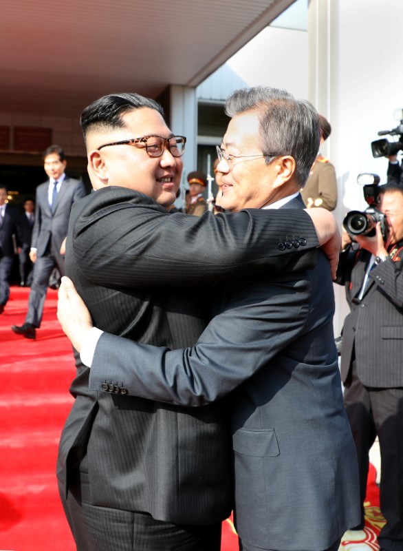 © Reuters. Los líderes de las dos Coreas se reúnen mientras Trump revive esperanzas de una cumbre con Pyongyang