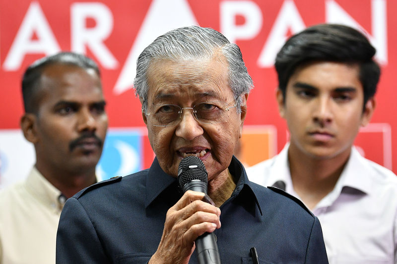 © Reuters. Malaysia's newly elected Prime Minister Mahathir Mohamad attends a news conference in Menara Yayasan Selangor, Pataling Jaya