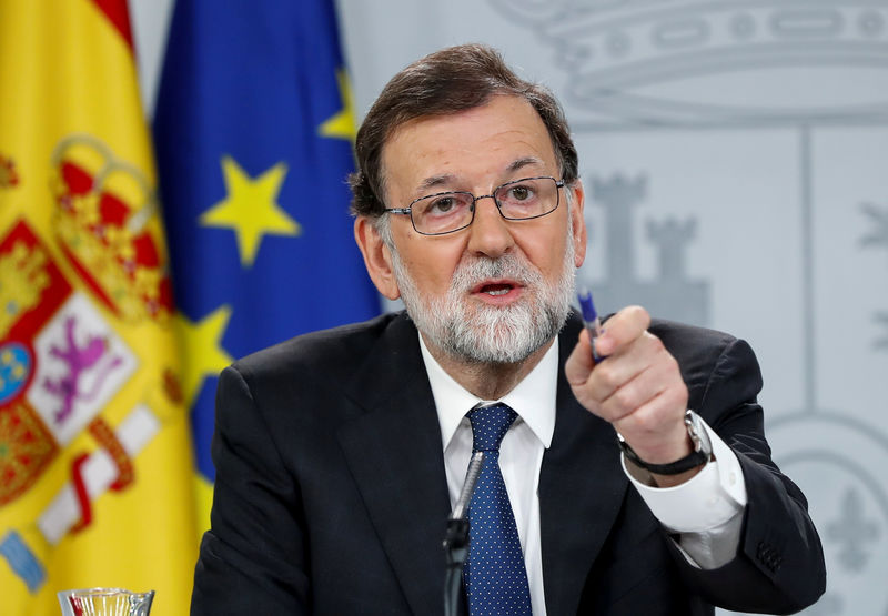 © Reuters. Spain's Prime Minister Mariano Rajoy gestures during a news conference at the Moncloa Palace in Madrid