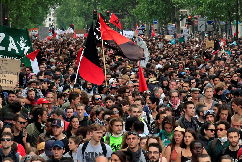 © Reuters. اليسار الفرنسي المتطرف يقود احتجاجات ضد إصلاحات ماكرون