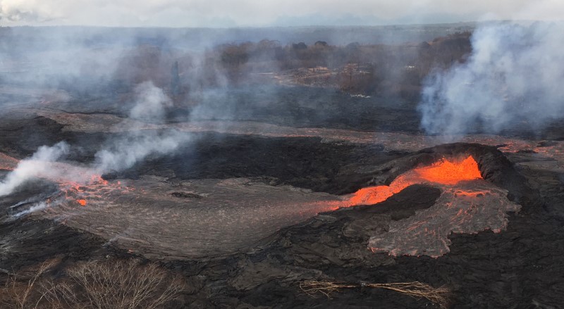 © Reuters. انفجارات بركانية في هاواي تقذف الرماد لارتفاع 11 ألف قدم