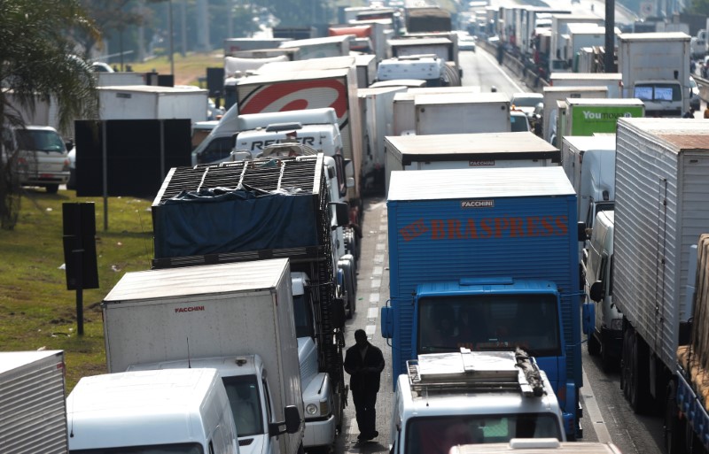 © Reuters. استمرار إضراب سائقي الشاحنات في البرازيل رغم إرسال قوات الجيش