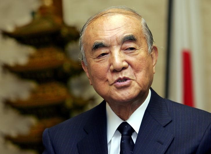 © Reuters. ناكاسوني رئيس وزراء اليابان السابق يحث في عيد ميلاده المئة على تعديل الدستور