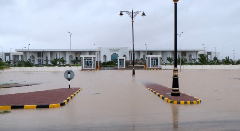 © Reuters. عمان تعلن عطلة مصرفية 3 أيام في منطقة ظفار إثر الإعصار