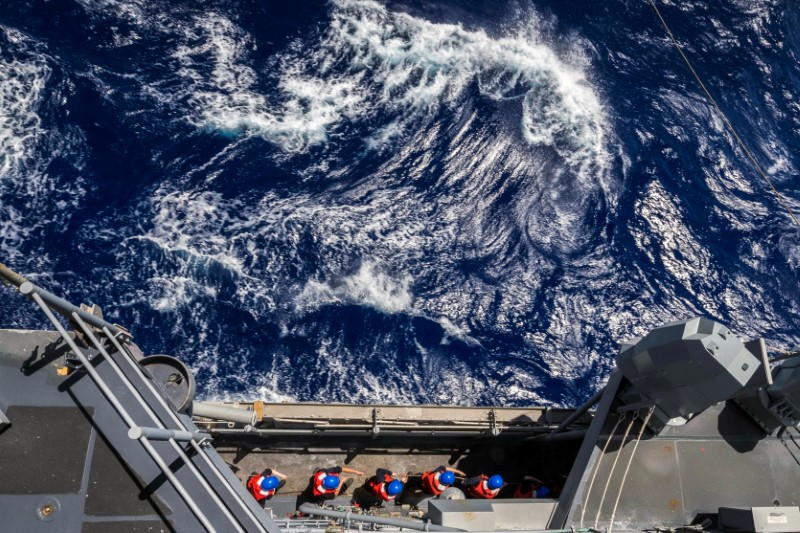© Reuters. Buques de guerra estadounidenses navegan cerca de las islas del Mar del Sur de China que reclama Pekín