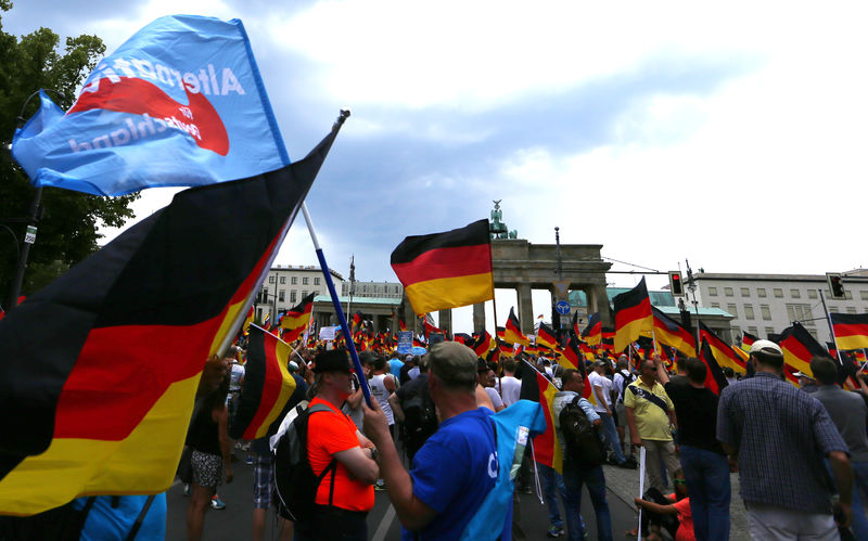 © Reuters. مناهضون لليمين المتطرف يفوقون أنصاره عددا في مظاهرات ببرلين