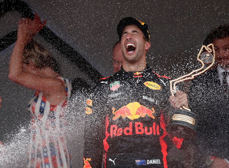 © Reuters. Piloto australiano Daniel Ricciardo gana el Gran Premio de Mónaco de la Fórmula Uno