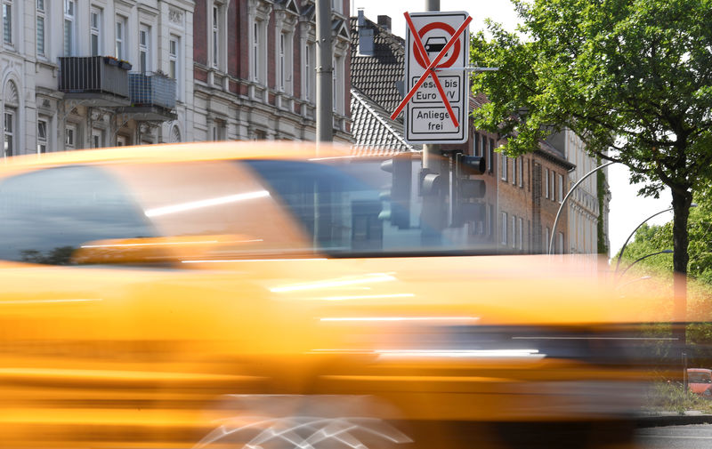 © Reuters. A car passes a traffic sign showing a ban on diesel cars at the Max-Brauer Allee in downtown Hamburg