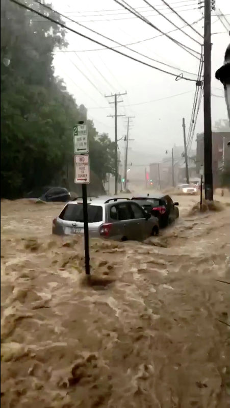 © Reuters. Flooding is seen in Ellicott City, Maryland, U.S