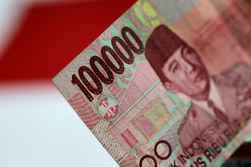© Reuters. FILE PHOTO - An Indonesia Rupiah note is seen in this picture illustration