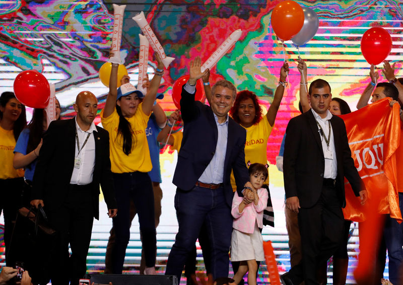 © Reuters. Iván Duque y Gustavo Petro definirán la presidencia de Colombia en segunda vuelta