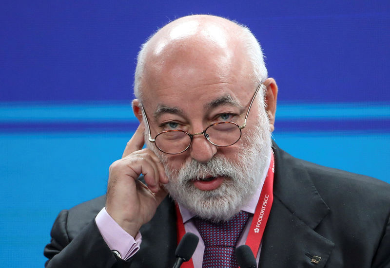 © Reuters. FILE PHOTO: Russian metals tycoon Vekselberg attends a session of the St. Petersburg International Economic Forum