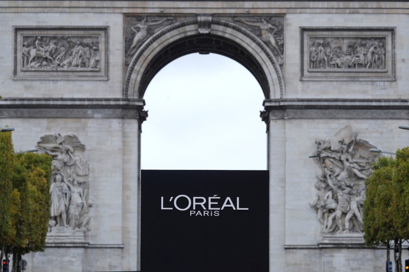 © Reuters. AVEC VALENTINO, L'ORÉAL VISE LA PLACE DE N°1 MONDIAL DU PARFUM