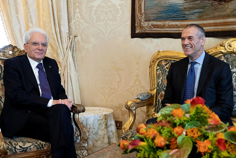 © Reuters. Former senior International Monetary Fund (IMF) official Carlo Cottarelli meets the Italian President Sergio Mattarella at the Quirinal Palace in Rome