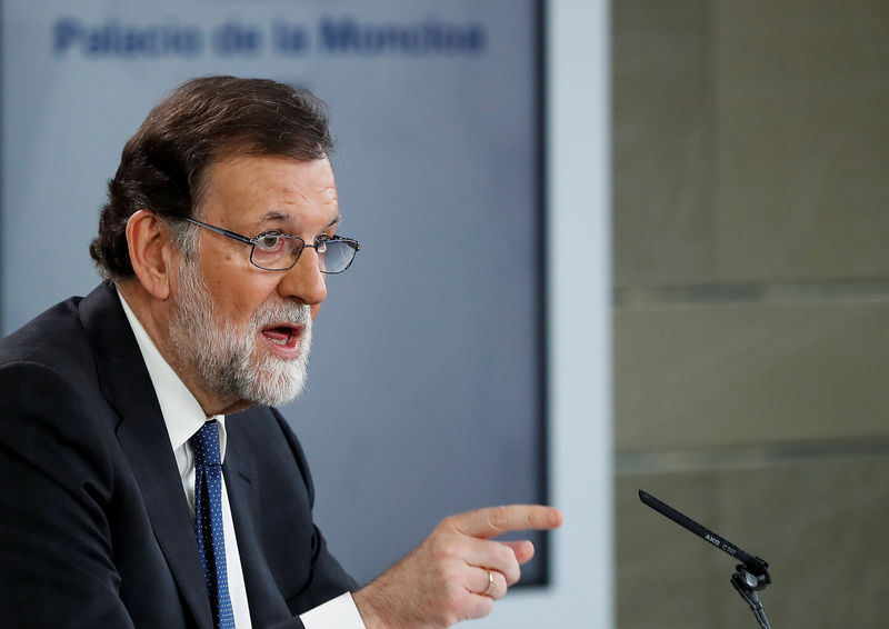 © Reuters. Spain's Prime Minister Mariano Rajoy gestures during a news conference at the Moncloa Palace in Madrid