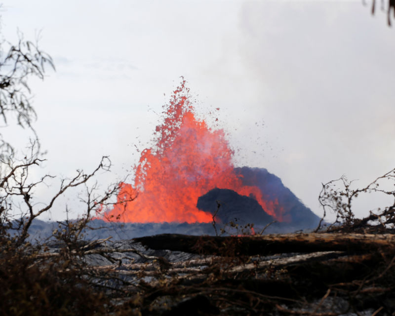 © Reuters. Lava emerge de fissura vulcânica perto de Pahoa, no Havaí