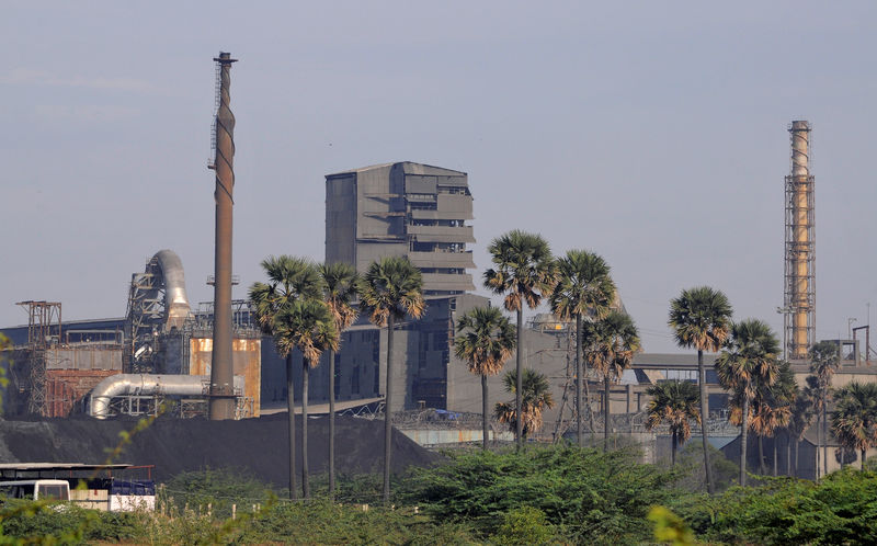 © Reuters. FILE PHOTO: A general view shows Sterlite Industries Ltd's copper plant in Tuticorin