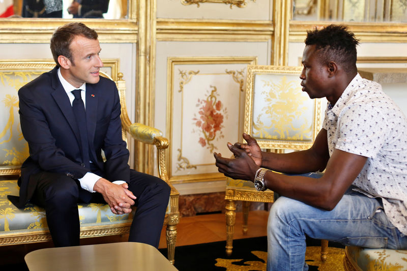 © Reuters. Presidente francês, Emmanuel Macron, durante encontro com Mamoudou Gassama, do Mali, no Palácio do Eliseu, em Paris