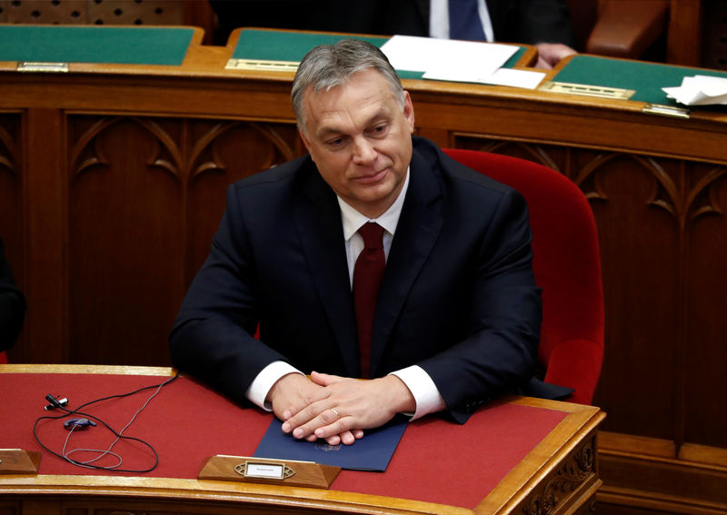 © Reuters. حليف لميركل يحذر رئيس وزراء المجر من تجاوز الخطوط الحمراء للحريات المدنية