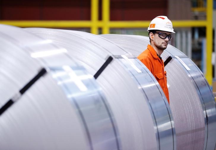© Reuters. Рабочий на сталелитейном заводе ArcelorMittal Dofasco