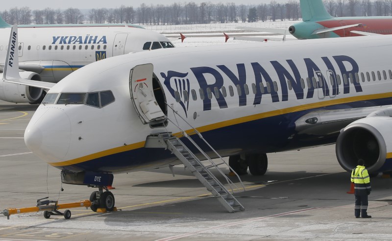 © Reuters. El personal de cabina de Ryanair mantiene hoja de ruta para una huelga este verano