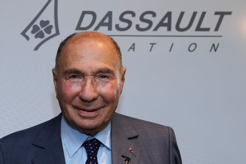 © Reuters. FILE PHOTO: Serge Dassault, French UMP political party member and CEO of Groupe Dassault Holding, poses after the company's 2014 First-Half results presentation in Saint Cloud near Paris