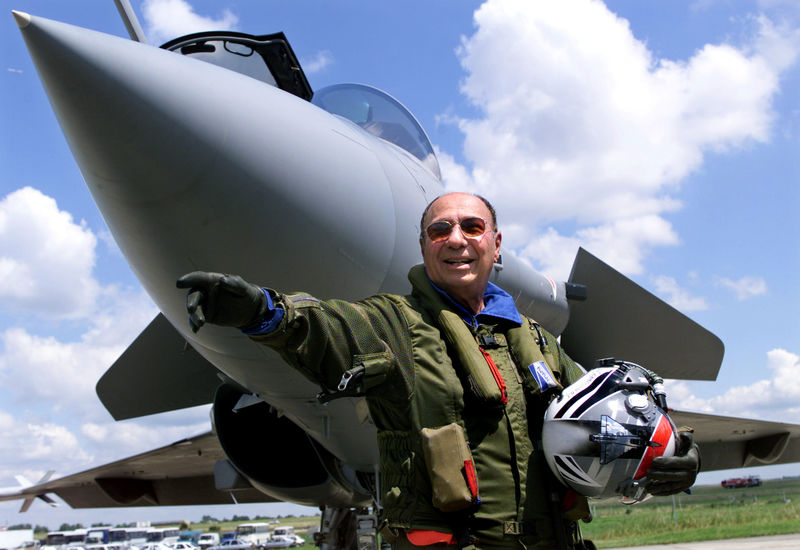 © Reuters. FILE PHOTO: Serge Dassault, head of Dassault Aviation, waves in front of a French made Rafale at Le Bourget