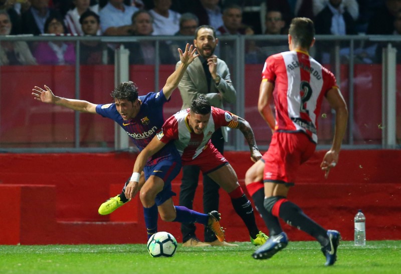 © Reuters. El entrenador Pablo Machín observa un partido entre su equipo, el Girona, y el FC Barcelona, en Girona, España. Imagen de archivo