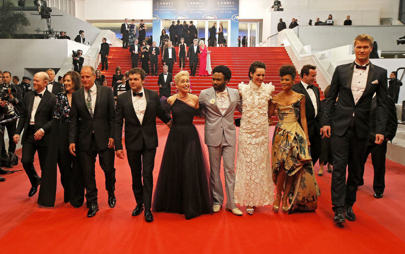 © Reuters. Elenco de "Han Solo: Uma História Star Wars" antes de exibição do longa no 71º Festival de Filmes de Cannes