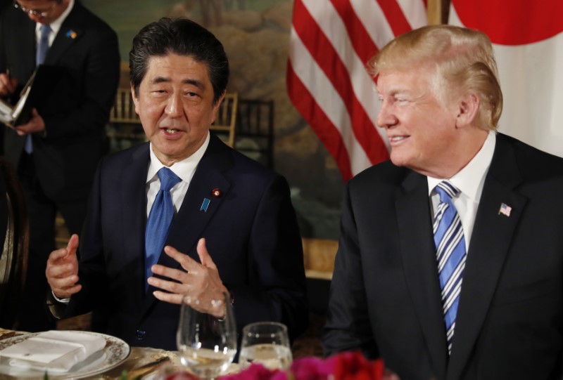 © Reuters. Trump e Abe se reúnem em Palm Beach