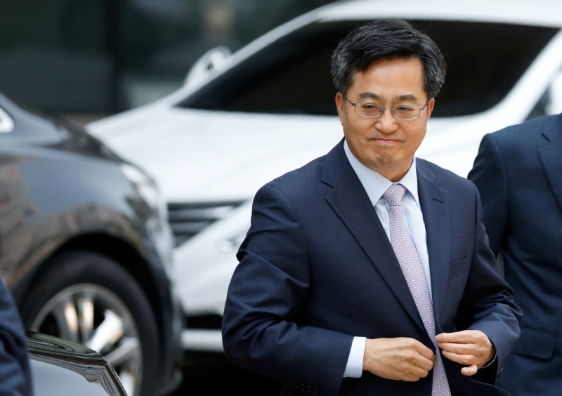 © Reuters. FILE PHOTO: South Korean Finance Minister Kim Dong-yeon arrives at his inaugural ceremony in Sejong government complex in Sejong