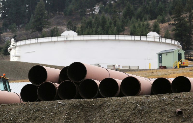 © Reuters. FILE PHOTO: Replacement pipe is stored near crude oil storage tanks at Kinder Morgan's Trans Mountain Pipeline terminal in Kamloops