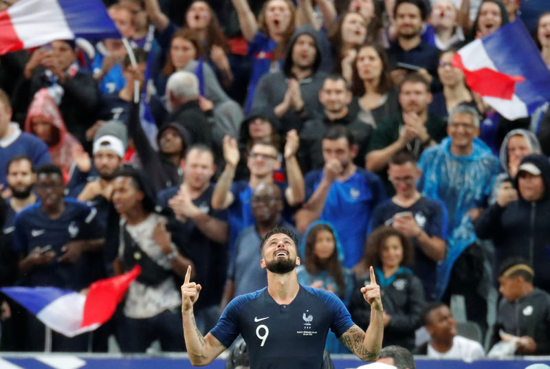© Reuters. Olivier Giroud celebra su gol anotado en la victoria de Francia 2-1 sobre Irlanda, en París