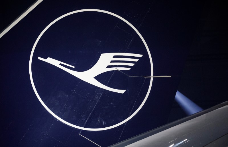 © Reuters. FILE PHOTO: Lufthansa presents its new logo during a press event in a maintenance hangar of the airline at the airport in Frankfurt am Main