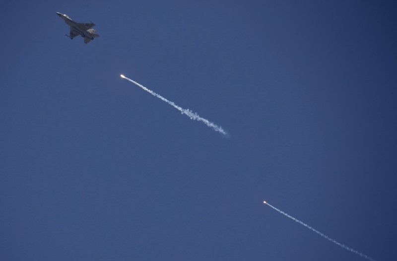 © Reuters. سكان: طائرات إسرائيلية تقصف موقعا لحركة الجهاد الإسلامي في قطاع غزة