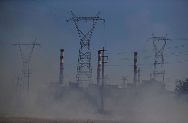 © Reuters. FILE PHOTO: An Energias de Portugal (EDP) power plant is seen on the outskirts of Carregado