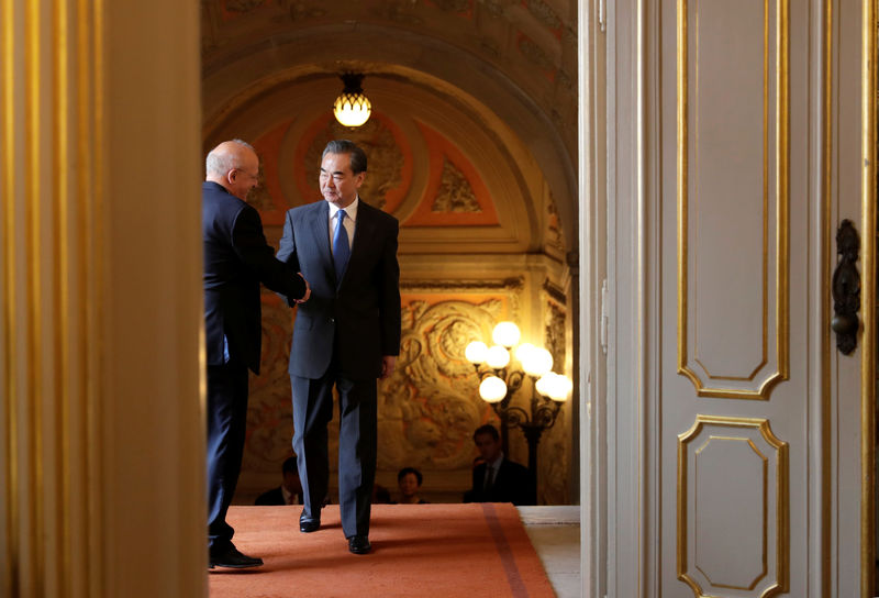 © Reuters. Chinese Foreign Minister Wang Yi is welcomed by Portuguese Foreign Minister Augusto Santos Silva at Necessidades Palace in Lisbon