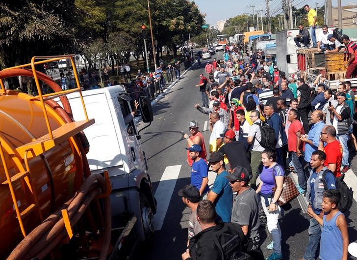 © Reuters. Brasil multará a firmas de distribución de combustible que apoyan protestas camioneros