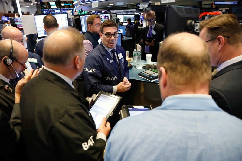 © Reuters. Traders work on the floor of the New York Stock Exchange (NYSE) in New York