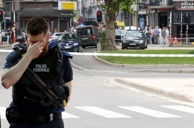 © Reuters. Policial em local de ataque em Liège, na Bélgica