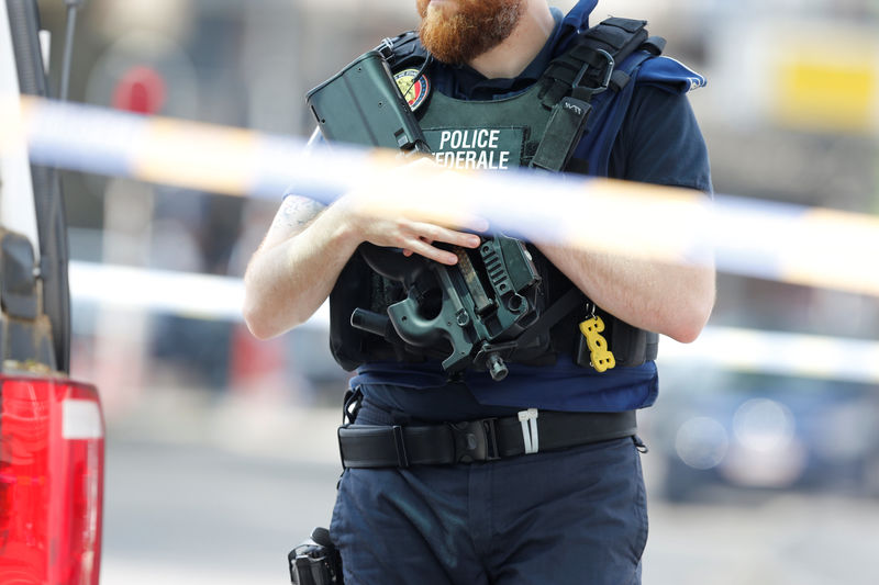 © Reuters. Policial é visto em local de ataque em Liège, na Bélgica