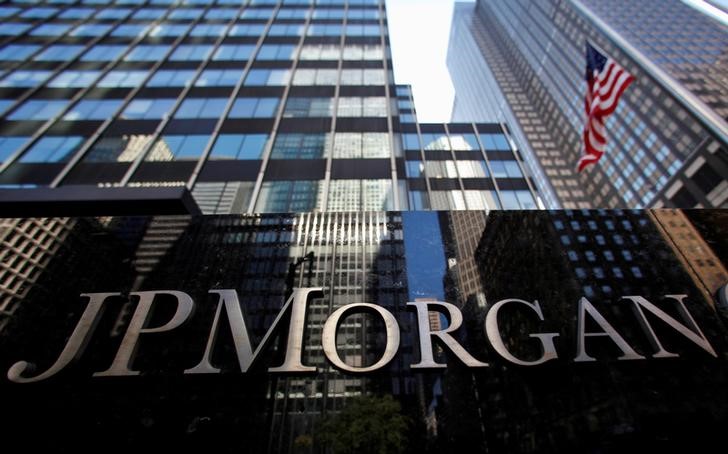 © Reuters. FILE PHOTO: JP Morgan Chase & Co sign outside headquarters in New York