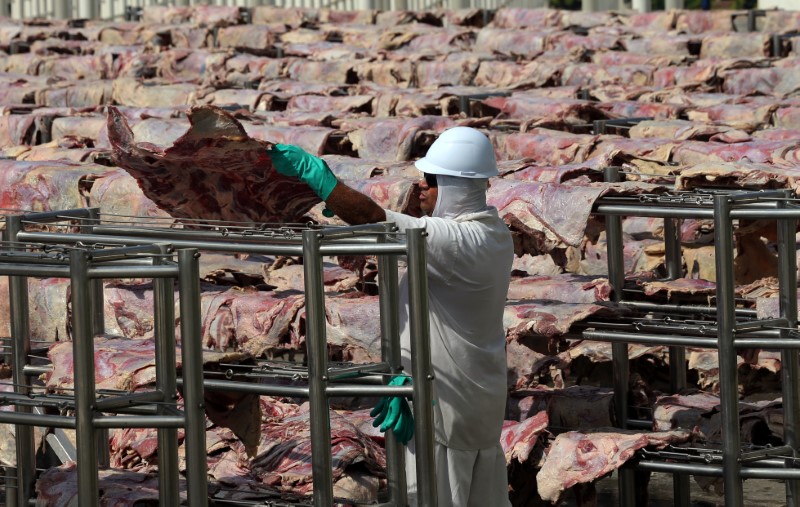 © Reuters. Funcionário trabalha em unidade de produtora de carne em Santana de Parnaíba