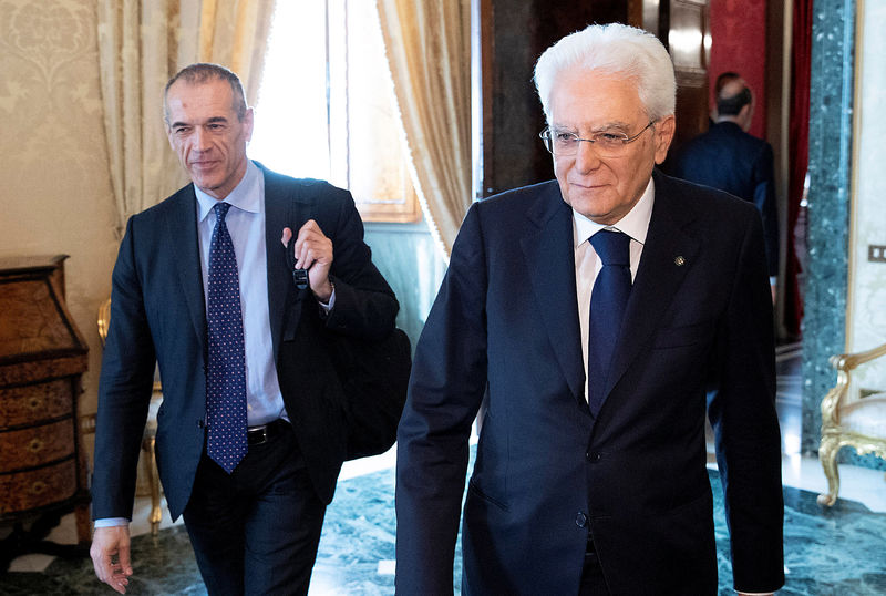 © Reuters. Former senior International Monetary Fund (IMF) official Carlo Cottarelli arrives for a meeting with the Italian President Sergio Mattarella at the Quirinal Palace in Rome